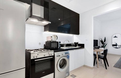 Business Bay Apartment | GuestReady - Modern living at Capital Bay