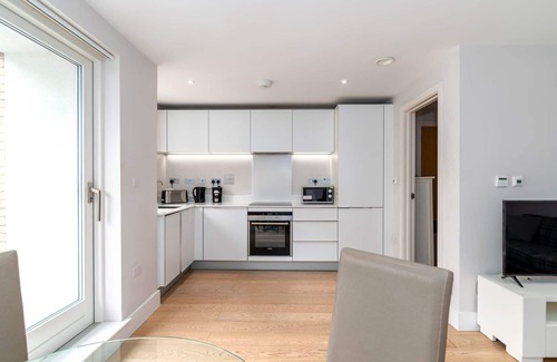 Cathedrals Apartment | GuestReady - Modern stay in Southwark
