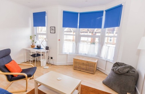 Hoe Street Apartment | GuestReady - Vibrant w Garden View in Walthamstow