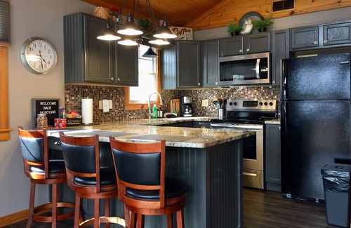 Gatlinburg - Pigeon Forge Cabin | Guests ❤️ this Mountaintop Getaway! Views, 2 Decks, Hot tub, Recliners, Privacy