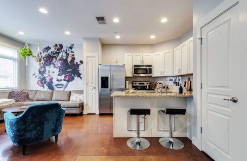 West End Condo | Guitar Groove: King Beds & Keyless Entry Near Music Row – A Stunning Nashville Escape!