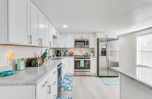 Gulf Breeze House | Gulf Breeze Home with Deck Walk to Public Boat Ramp