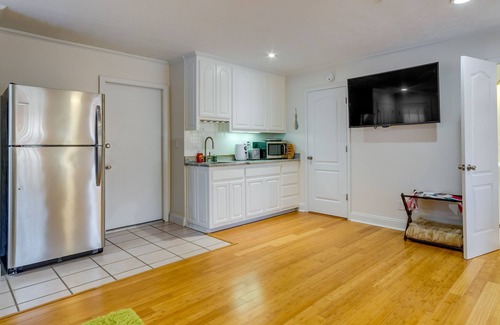 Gulf Breeze Apartment | Gulf Breeze Vacation Rental for 2 w/Pool Access!