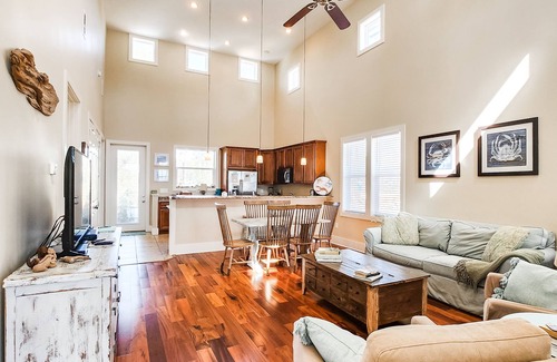 Carrabelle House | Gulf Views From Front Porch! Pet-Friendly Cottage with Kayaks & Community Pool