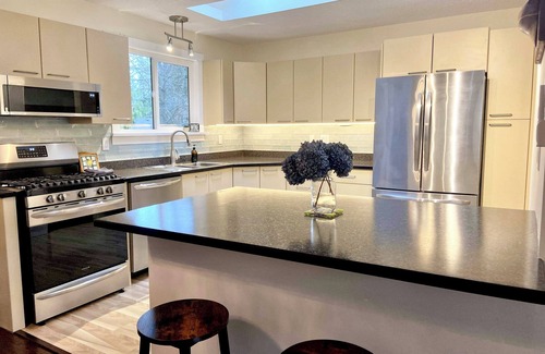 Comox House | Gull BnB - Upper Suite w/Patio