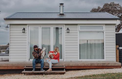 Seaton Villa | Gumnut Cottage Gippsland - Tiny Eco Stay - King Bed, Mountain Views, Fireplace