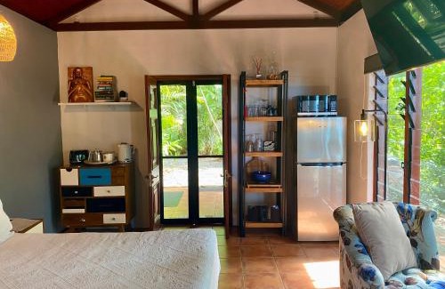 Rocky Point Cabin | Gunnadoo Holiday Hut with Ocean Views and Jacuzzi