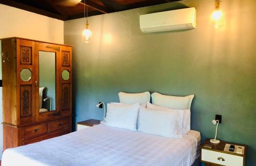 Rocky Point Cabin | Gunnadoo Holiday Hut with Ocean Views and Jacuzzi