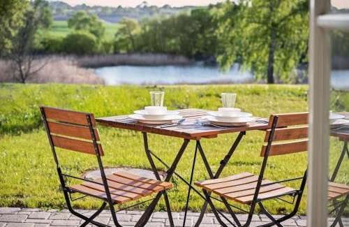 Kletkamp Apartment | GUT KLETKAMP "Mühlenhof 3" - Ruhige Ferienwohnung mit 2 Schlafzimmern I Terrasse mit See- & Naturblick I Gemeinschaftsgarten I 15 Min zur Ostsee I Küche I Parkplatz I Waschmaschine I WLAN