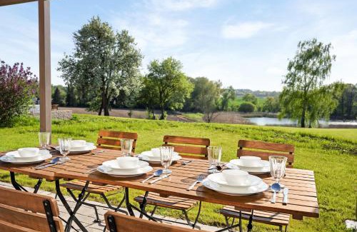 Kletkamp Apartment | GUT KLETKAMP "Mühlenhof 4" - Ruhige Ferienwohnung mit 3 Schlafzimmern I Terrasse mit See- & Naturblick I Gemeinschaftsgarten I 15 Min zur Ostsee I Küche I Parkplatz I Waschmaschine I WLAN