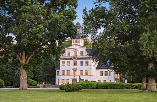 Kletkamp Apartment | GUT KLETKAMP "Penthouse im Schloss" - Premium-Ferienwohnung mit 5 Schlafzimmern auf 400qm I Kamin I 2 Wohnzimmer I Garten & Terrasse I Wald- und Seeblick I Profi-Küche I 15 Min zur Ostsee I Parkplätze I WLAN