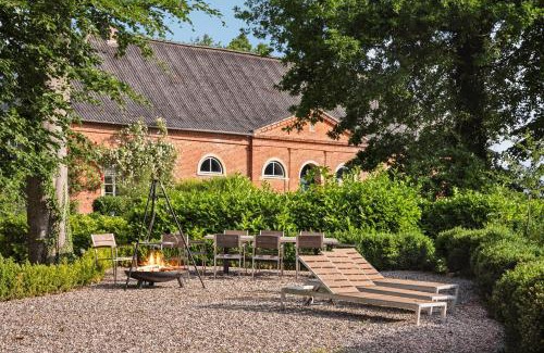 Kletkamp Apartment | GUT KLETKAMP "Penthouse im Schloss" - Premium-Ferienwohnung mit 5 Schlafzimmern auf 400qm I Kamin I 2 Wohnzimmer I Garten & Terrasse I Wald- und Seeblick I Profi-Küche I 15 Min zur Ostsee I Parkplätze I WLAN