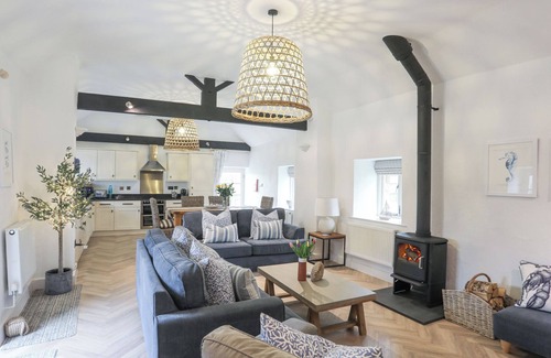 Newborough Cottage | GWEL-Y-RHOS, pet friendly, with open fire in Newborough