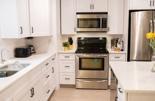 South Pandosy House | Gyro Beach Haven: Hot Tub, Parking, Pet-Friendly