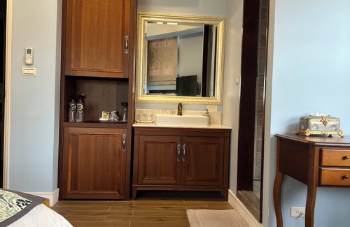 East District Apartment | Hôtel de Flore