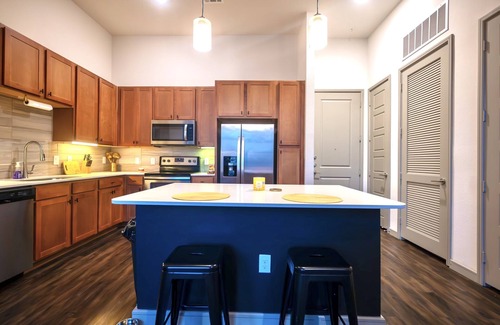 Central Business District Apartment | H-Towns Hottest Retreat 2bd 2bath