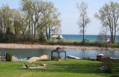 Wellington Bed & Breakfast | Hadovka Lakeside Inn