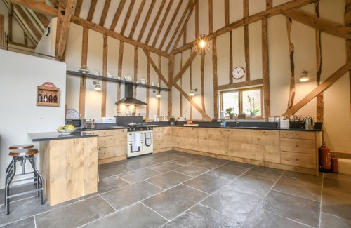 Wissett Cottage | HALCYON BARN, WISSETT, pet friendly, with hot tub in Halesworth