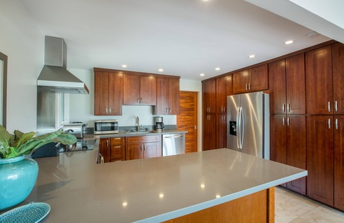 Portlock House | Hale Maunalua hillside hideaway with ocean views & pool - walk to Hanauma Bay
