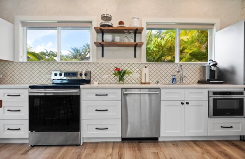 Kailua House | Hale Oahu Cottage by Avantstay Stunning Beachfront Estate!