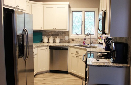 Bella Vista Apartment | Haley Retreat, A New Modern Comfortable Guest House