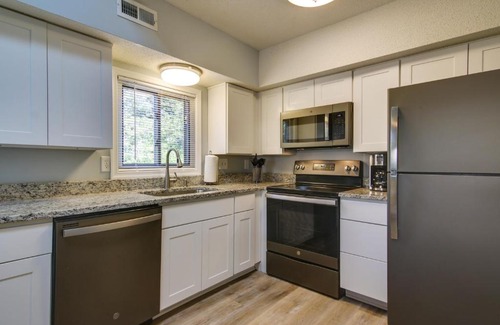 Caine Woods Apartment | half Mi to Maryland Beach Family Condo with Balcony