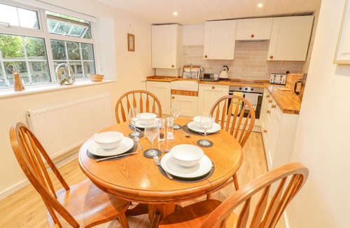 Lechlade Cottage | HALFPENNY COTTAGE, pet friendly, with a garden in Lechlade-On-Thames