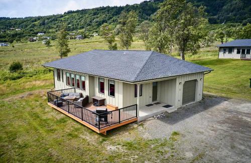 Kachemak House | Halibut Hideaway at Kachemak Bay Kabins