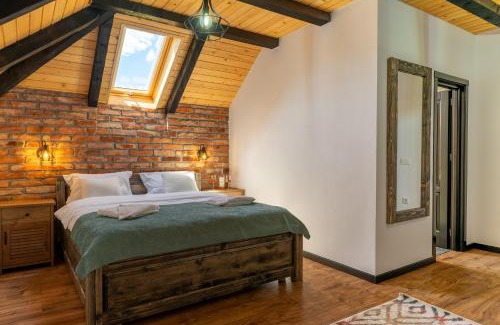 Bucsoaia Cabin | Hamergas Hill