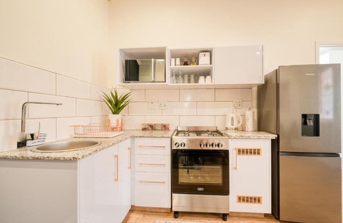 Windermere Apartment | Hampton Collection Modern 1 or 2 Bedroom Apartment with Pool