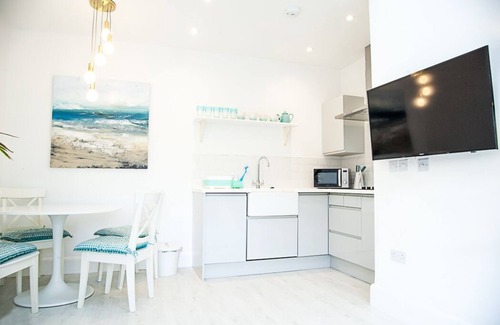 East Molesey Apartment | Hampton Court Lodge - Beautiful 2 storey apartment 10 mins walk from Palace
