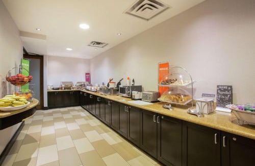 Uptown Hotel | Hampton Inn & Suites Denver-Downtown