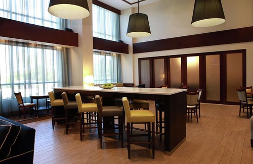 Laval Hotel | Hampton Inn & Suites Laval