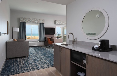 Manistee Hotel | Hampton Inn & Suites Manistee Waterfront
