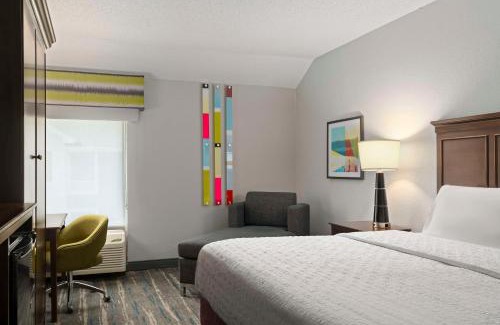 Central Newport News Hotel | Hampton Inn & Suites Newport News-Airport - Oyster Point Area