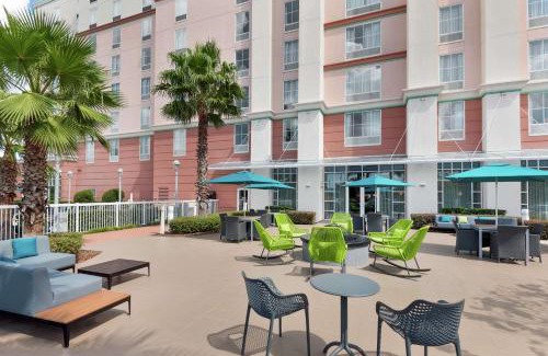 Airport North Hotel | Hampton Inn & Suites Orlando Airport at Gateway Village