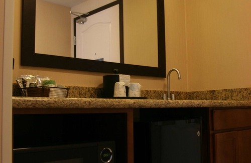 Peru Hotel | Hampton Inn & Suites Peru
