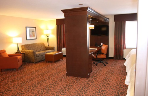 Peru Hotel | Hampton Inn & Suites Peru