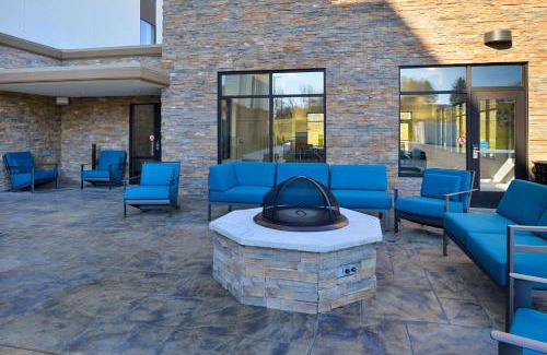 Rensselaer Hotel | Hampton Inn & Suites Albany-East Greenbush, NY