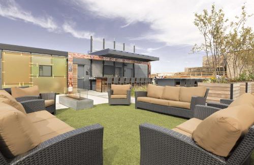 Navy Yard Hotel | Hampton Inn & Suites Washington, D.C. - Navy Yard