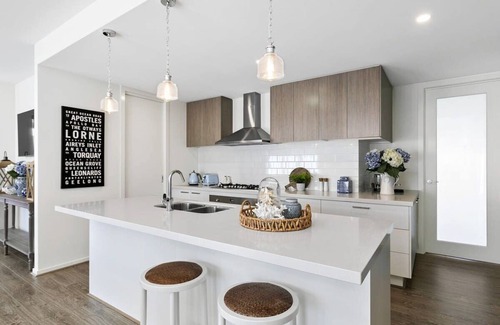 Torquay House | Hampton's Style Escape: Walk to Shops and Parks