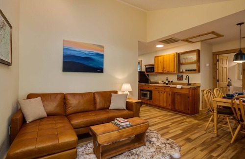 Tyro Apartment | Hanging Rock Cabin -
