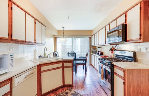 Bloomingdale House | Hanover Park Townhome w/Grill: 36 Mi to Chicago!
