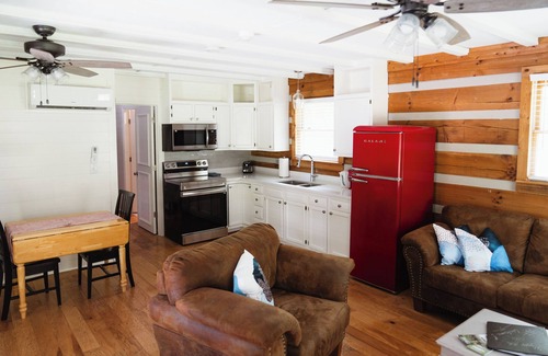 Hermitage Cabin | "Happy Hollow" Modern Log Cabin - Cozy country retreat convenient to everything!