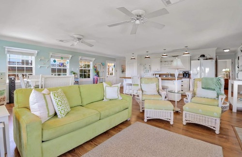 Port Bolivar House | HAPPY PATCH - 2 bedroom, super cute, affordable and close to beach!