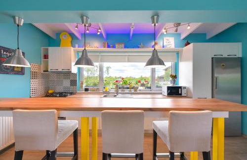 Domnesti House | Happy Place - Casuta Albastra