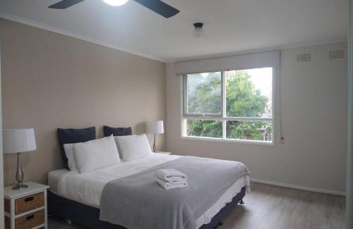 Garran House | Happy Spacious Home nr Canberra Hospital