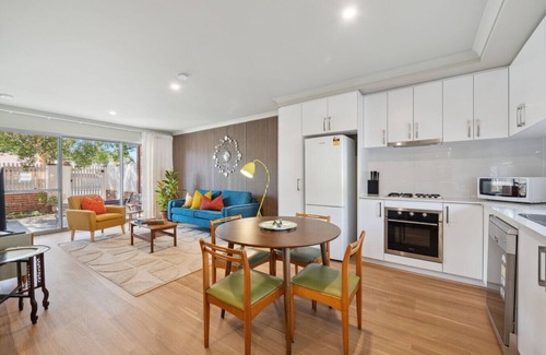 Bassendean Apartment | Happy Stays Classic Mid-Century Modern Escape