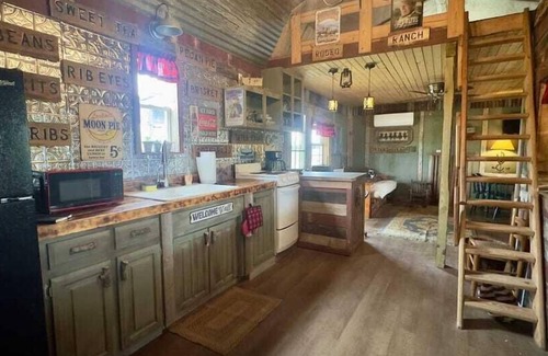 Voca Cabin | Happy Trails Cabin - Sleeps 5 Adults, 4 Children