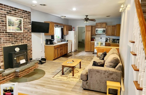 Port Matilda House | Happy Valley retreat - whole house, large living room, EV charger